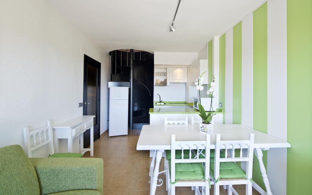 Apartamentos Salles Beach 레스타르티트 객실 사진
